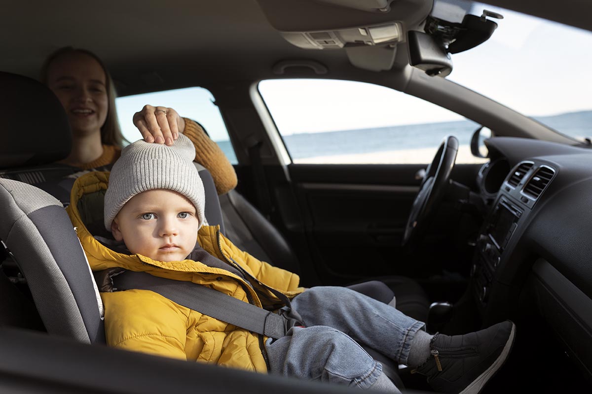 Kinder im Auto: Unter bestimmten Voraussetzungen vorne mitfahren