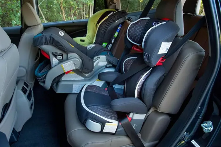 Beifahrersitz im Auto: Sind Kindersitze vorne erlaubt?